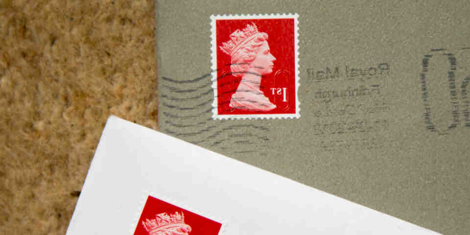 Est-ce obligatoire de mettre un timbre sur une enveloppe ?